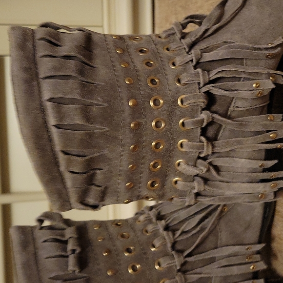 Guess Fringe Boots Greyish Beige Worn Twice ! Excellent condition! Size 6 1/2 - Picture 4 of 4